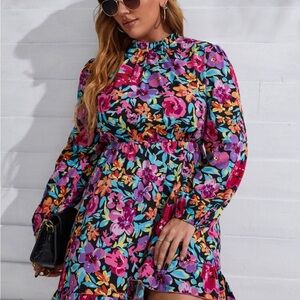 Traje floral corto de manga larga